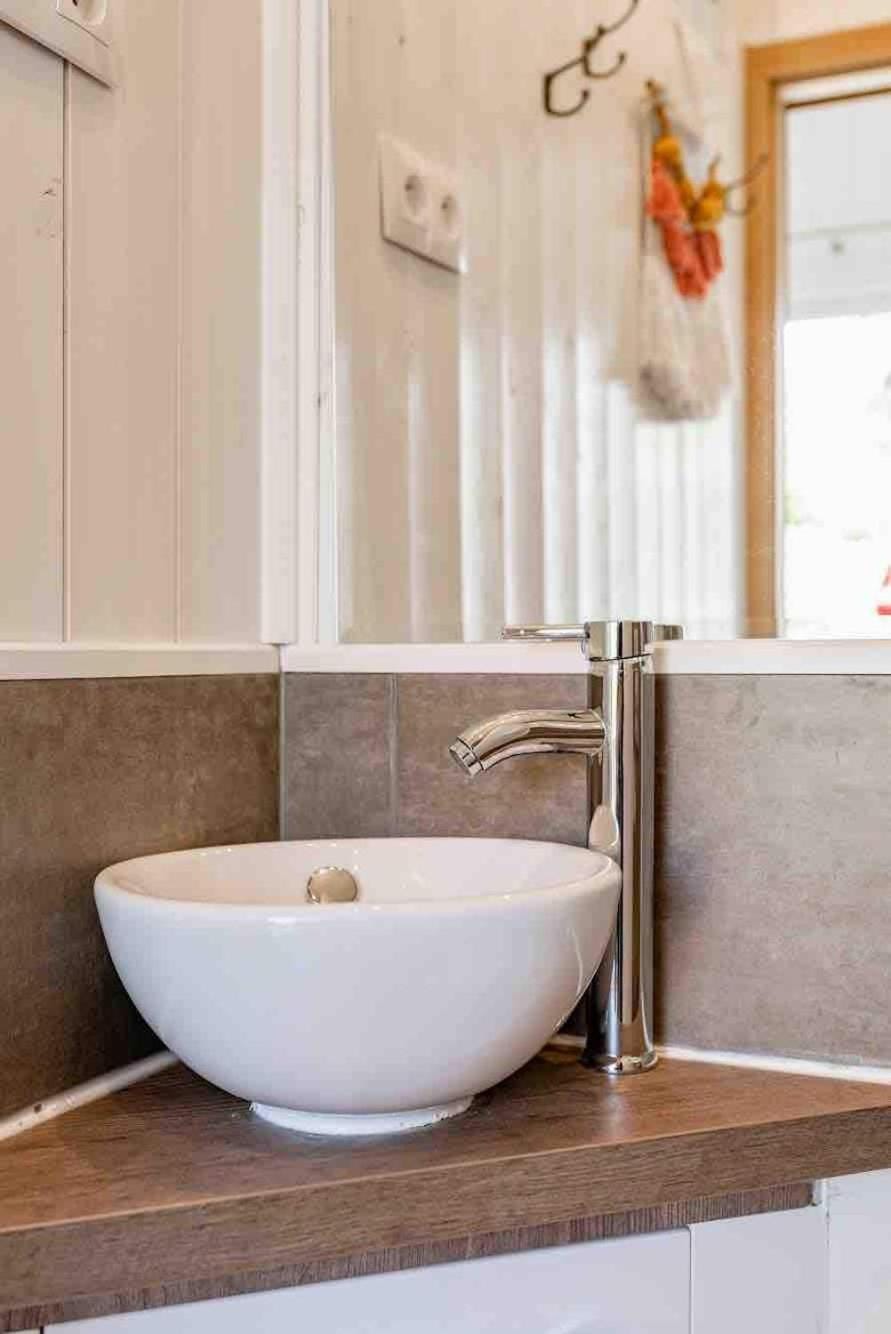 Bathroom, towels