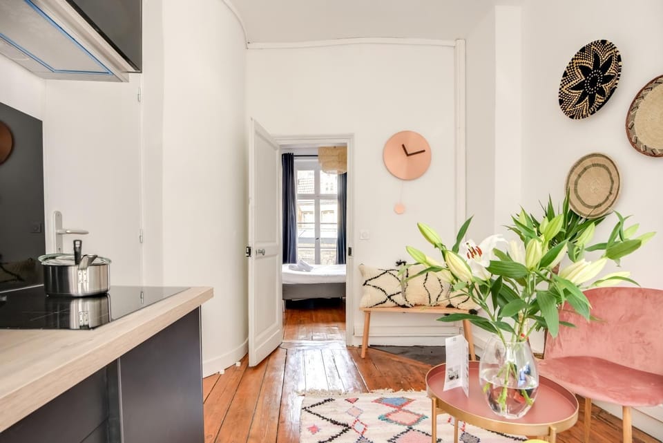 Kitchen or kitchenette, Seating area, Dining area