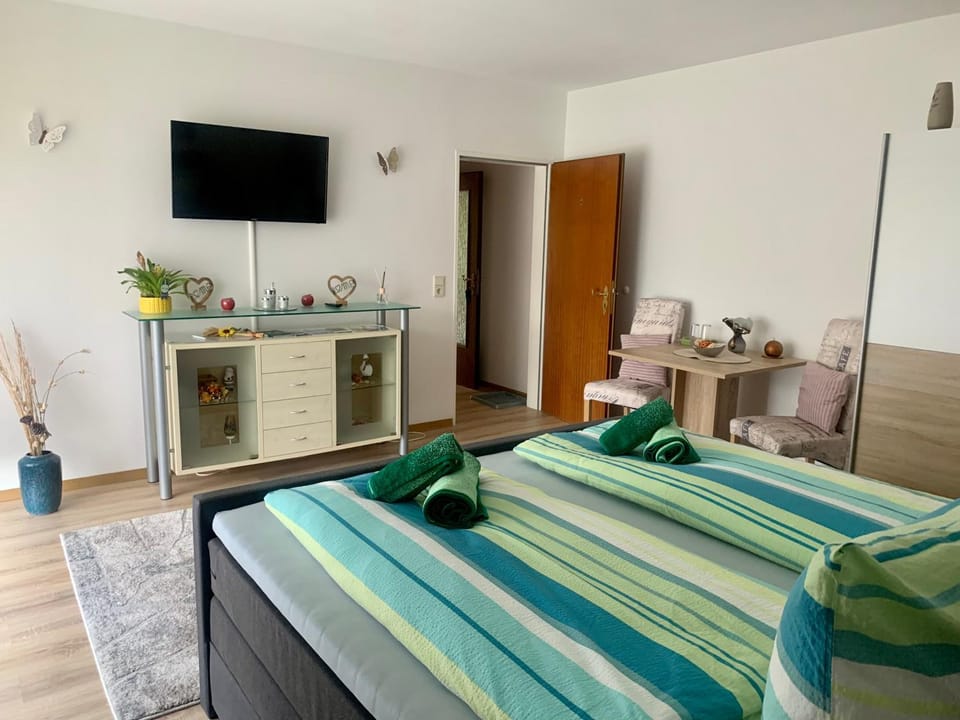 Bed, TV and multimedia, Photo of the whole room, Bedroom