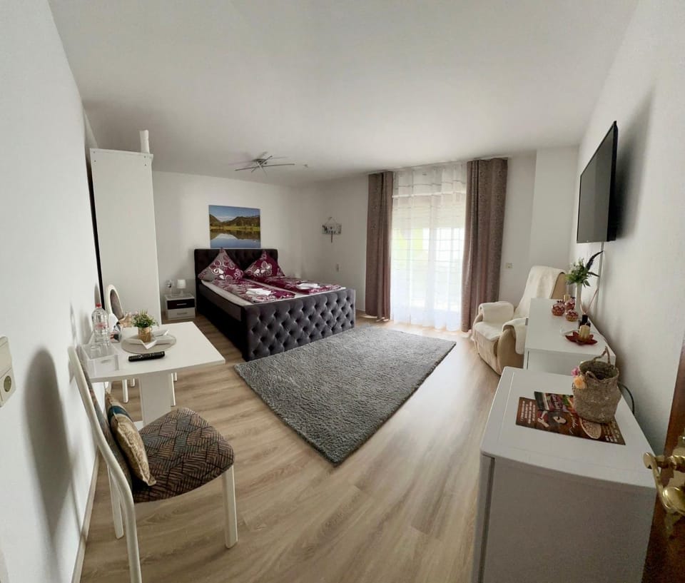 Bed, Bathroom, TV and multimedia, Balcony/Terrace, Dining area