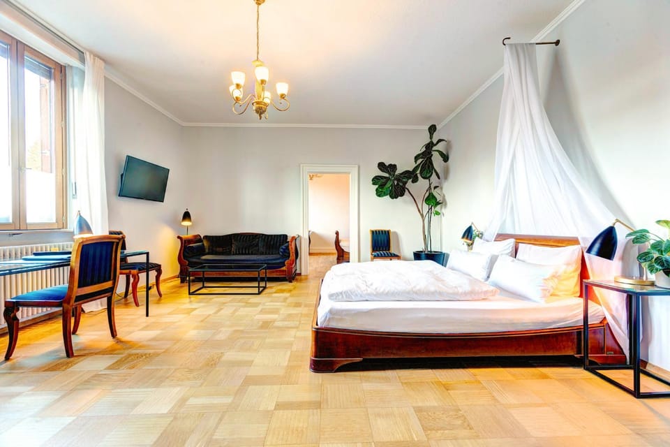 Bed, TV and multimedia, Living room, Seating area, Bedroom