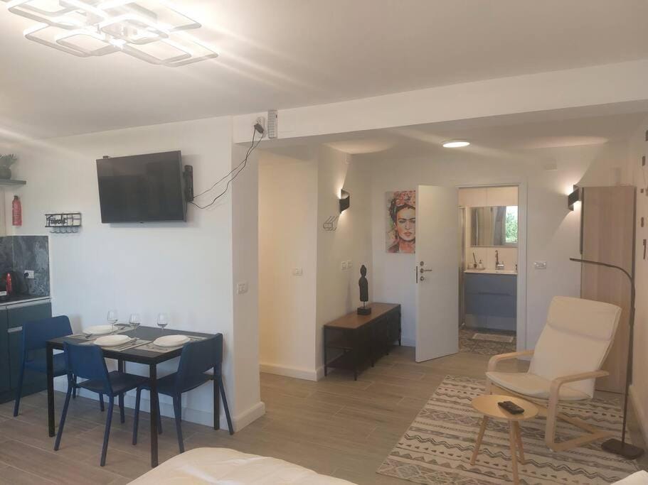 הבית ליד הבוסתן דירה לזוג Apartment in North District
