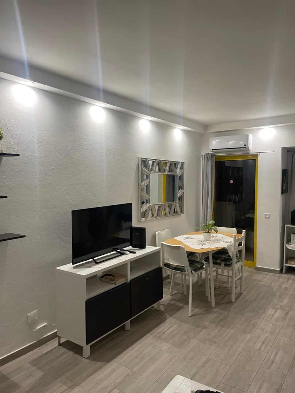 Communal lounge/ TV room, TV and multimedia, Dining area, Evening entertainment