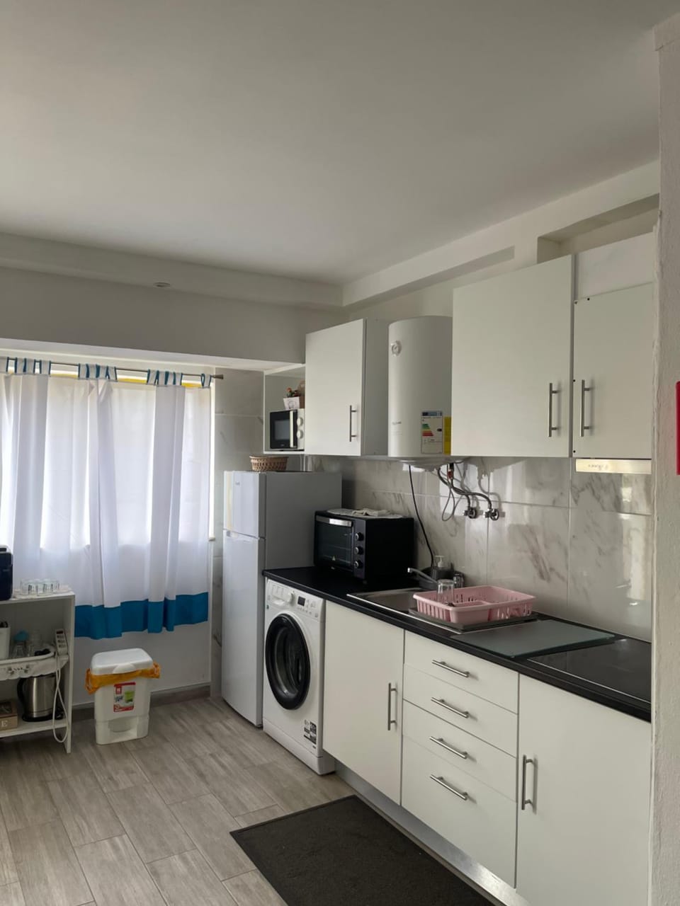 Kitchen or kitchenette, Living room, Photo of the whole room, minibar, oven, pet friendly, stove, washing machine