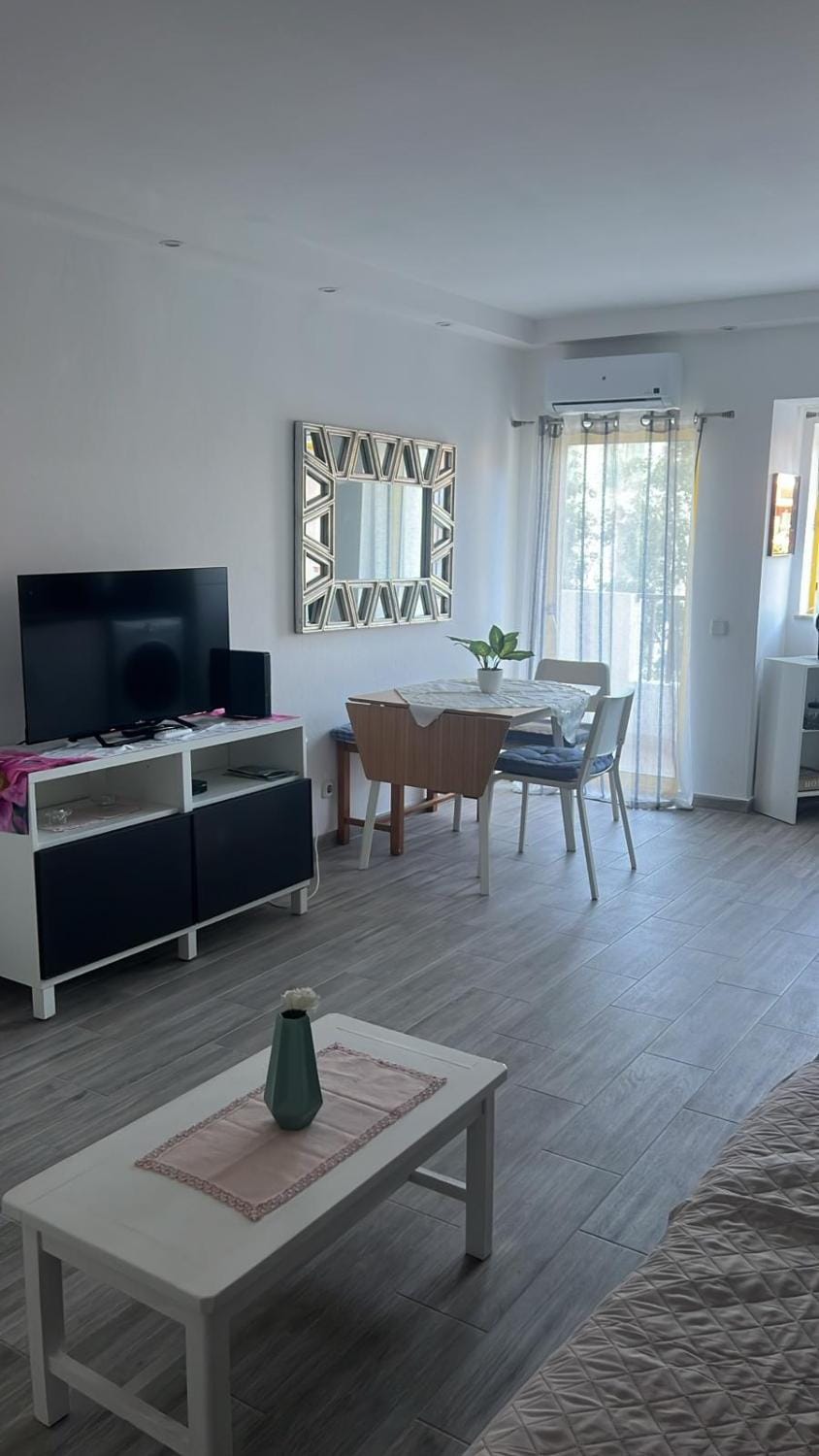 Communal lounge/ TV room, TV and multimedia, View (from property/room), View (from property/room), Living room, Seating area, Dining area, Evening entertainment, Time of day