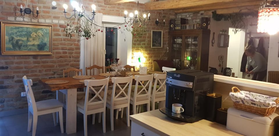 Coffee/tea facilities, Kitchen or kitchenette, Dining area