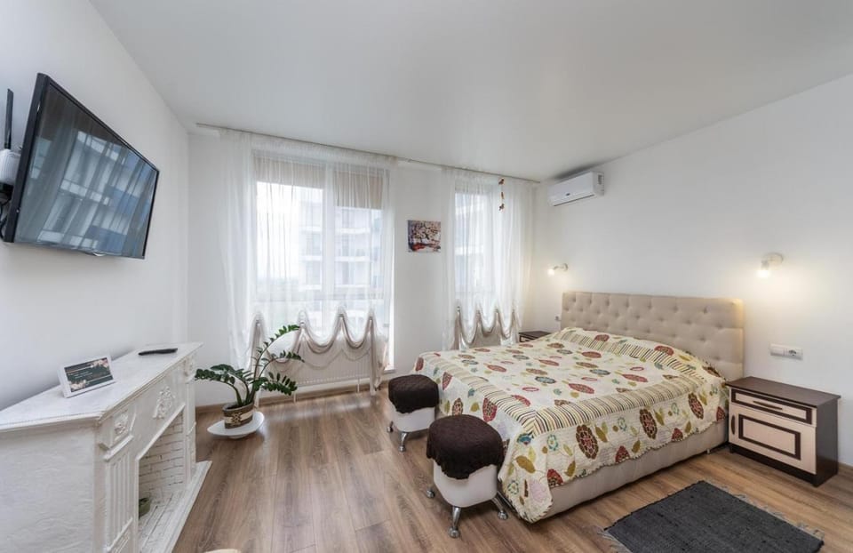 Communal lounge/ TV room, Bed, TV and multimedia, Seating area, Bedroom, air conditioner