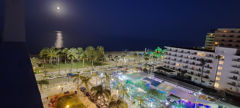 IMPRESIONANTE PRIMERA LÍNEA DE PLAYA, BAJONDILLO BEACH Apartment in Torremolinos