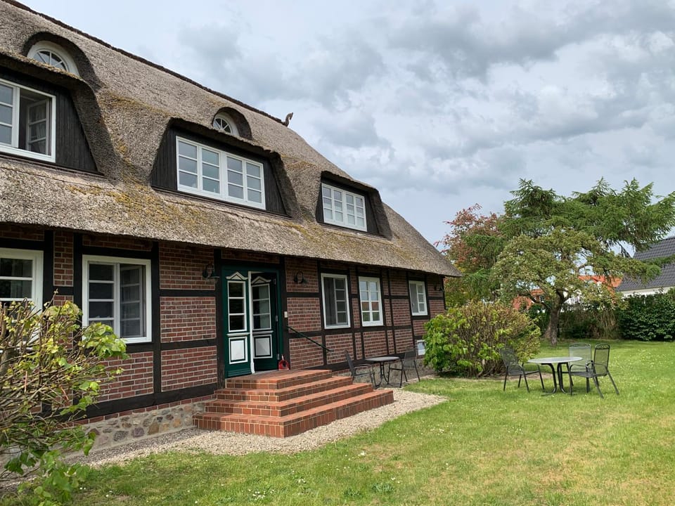 Property building, Facade/entrance, Garden, Balcony/Terrace