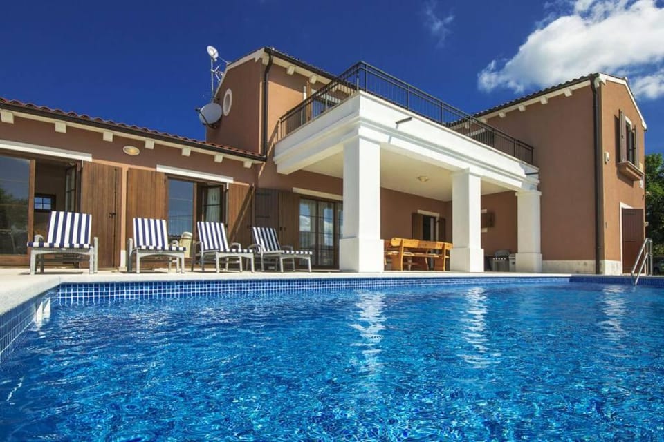 Property building, Swimming pool, Swimming pool