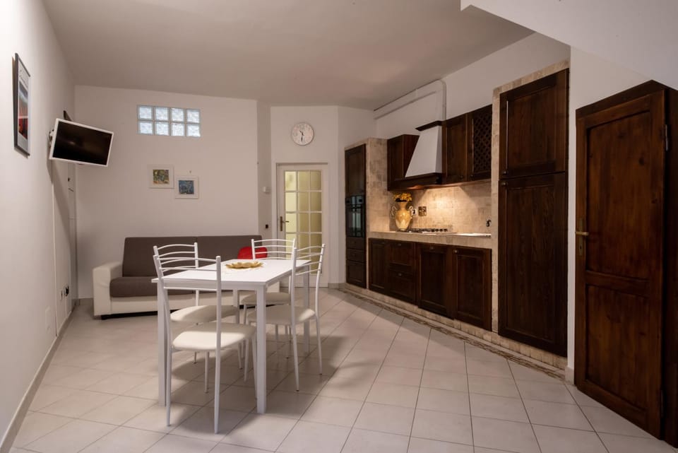 Kitchen or kitchenette, Dining area