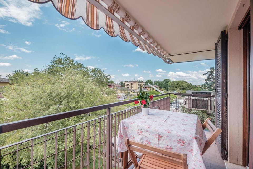 Balcony/Terrace, Photo of the whole room, Street view