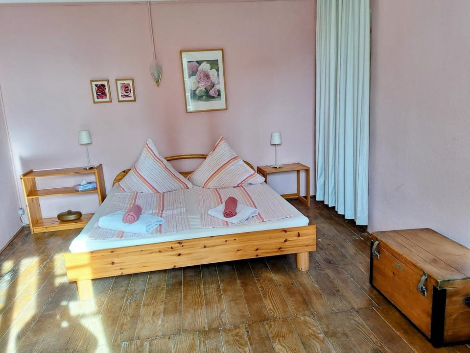 Bed, Seating area, Bedroom, towels