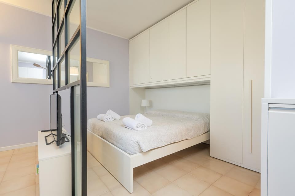 Bed, Photo of the whole room, wardrobe