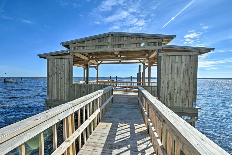 Luxurious Waterfront Home w/ Private Pier & Views! House in South Carolina