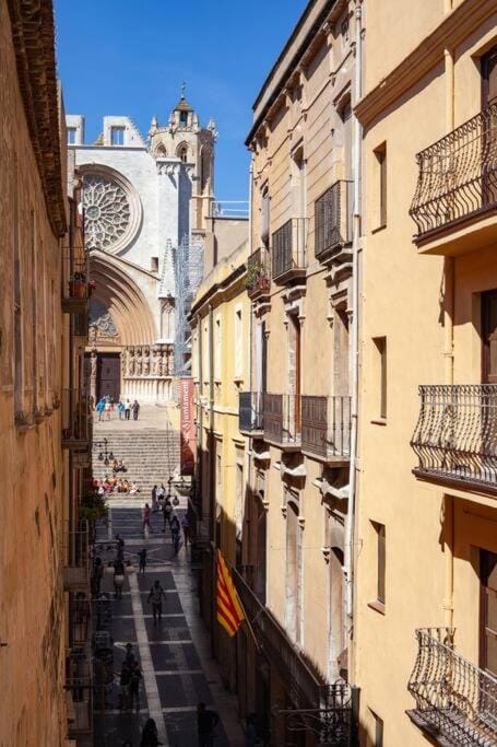 Facade/entrance, Neighbourhood, Balcony/Terrace, City view, Street view