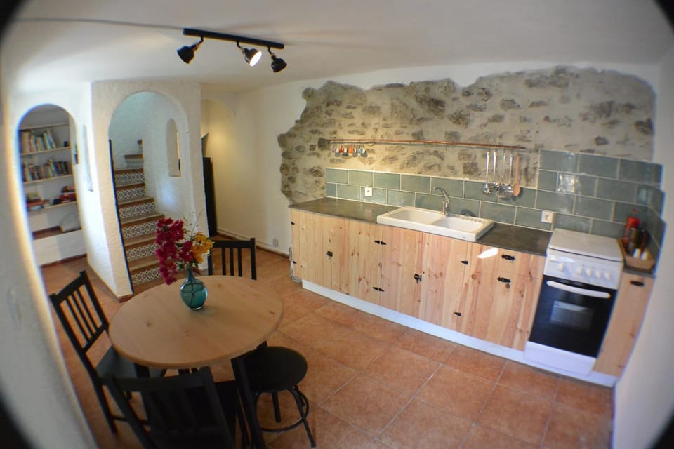 Coffee/tea facilities, Kitchen or kitchenette, Dining area