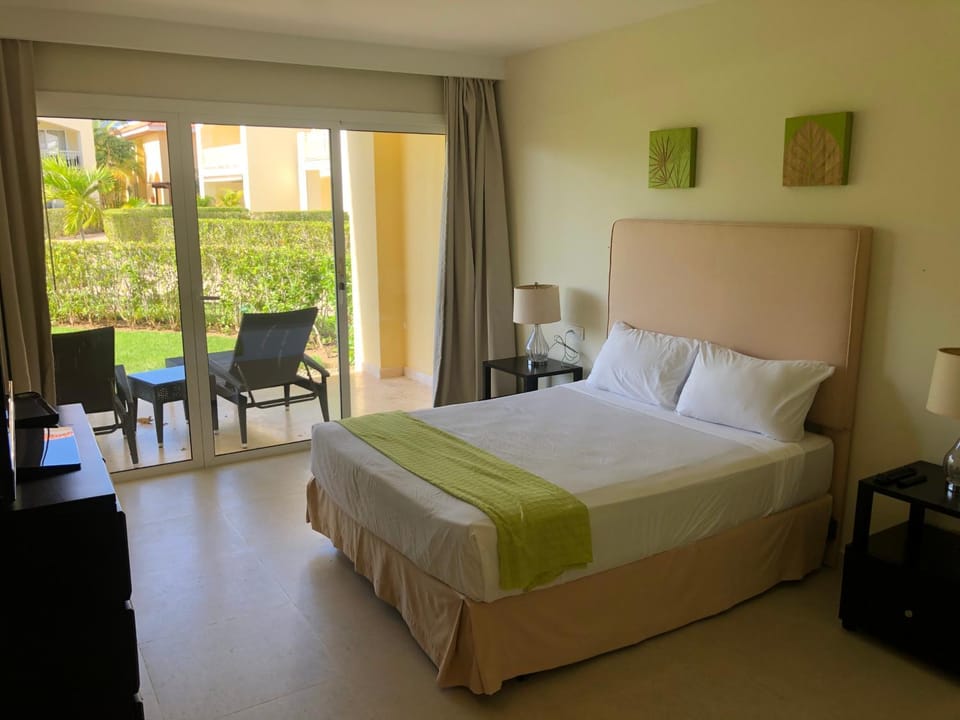 Bed, Photo of the whole room, Bedroom, Garden view