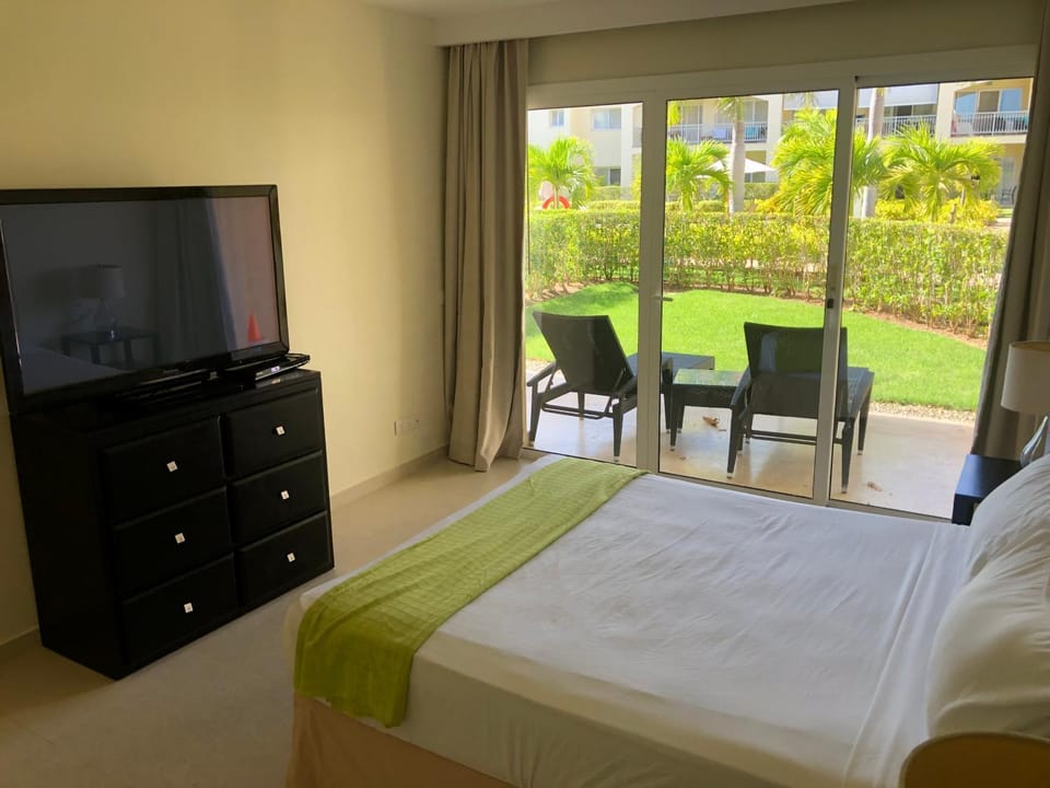 Bed, TV and multimedia, Photo of the whole room, Bedroom, Garden view