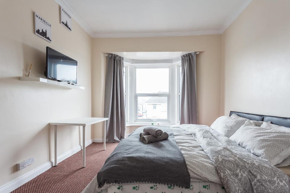 Bed, TV and multimedia, Bedroom