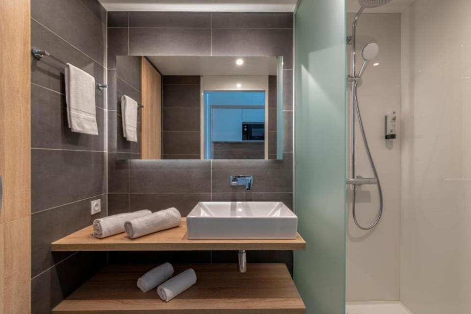 Shower, Bathroom, towels