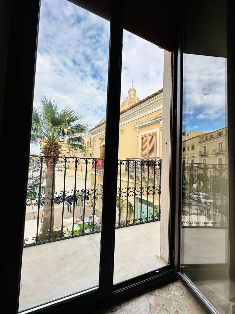 View (from property/room), Balcony/Terrace, Street view