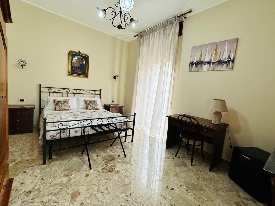 Bed, Photo of the whole room, Bedroom, Breakfast, hair dresser, locker, wedding, air conditioner