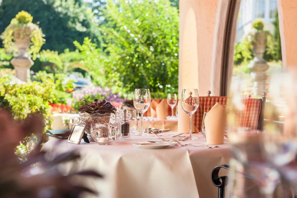 Restaurant/places to eat, Balcony/Terrace