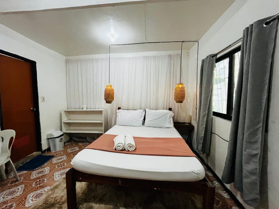 2BR Casa de Viajeros 600mbps spacious 5 minutes to the beach Bed and Breakfast in General Luna