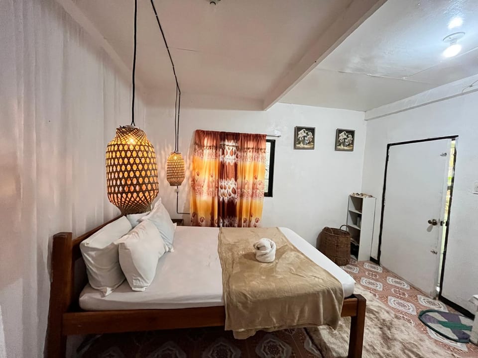 2BR Casa de Viajeros 600mbps spacious 5 minutes to the beach Bed and Breakfast in General Luna