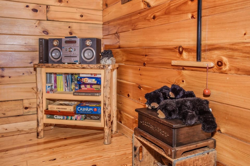 Beary Cozy - Hot Tub, Fireplace, Free attraction Tickets!!! Chalet in Sevier County