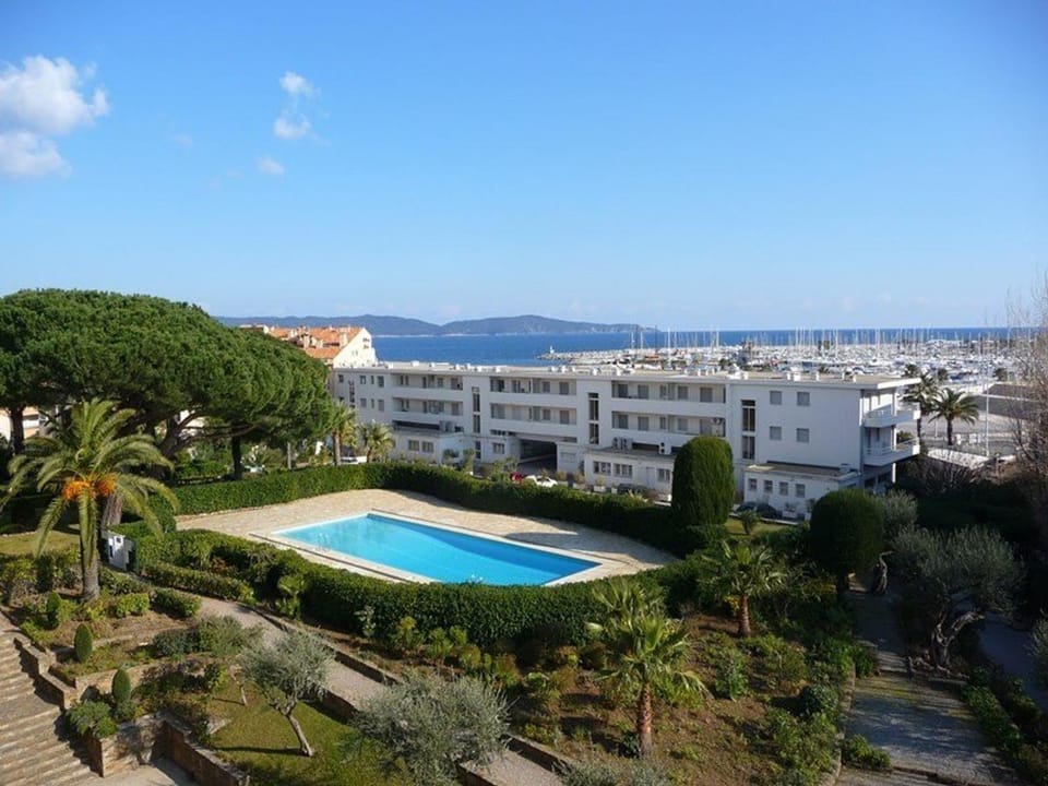 Grand T3 avec terrasse et piscine à Cavalaire-sur-Mer - FR-1-100-187 Apartment in Cavalaire-sur-Mer