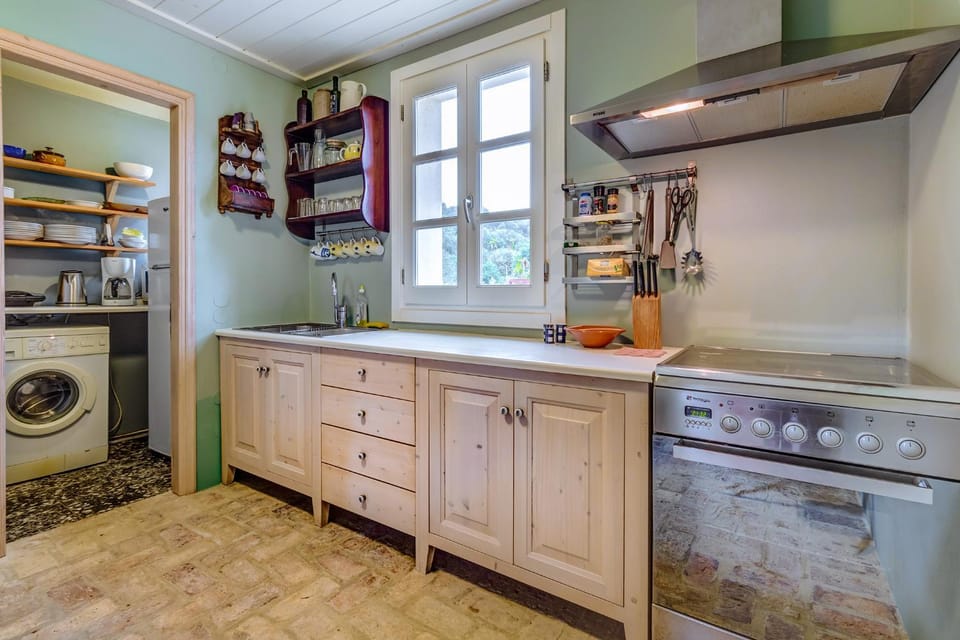 Coffee/tea facilities, Kitchen or kitchenette, Dining area, On site