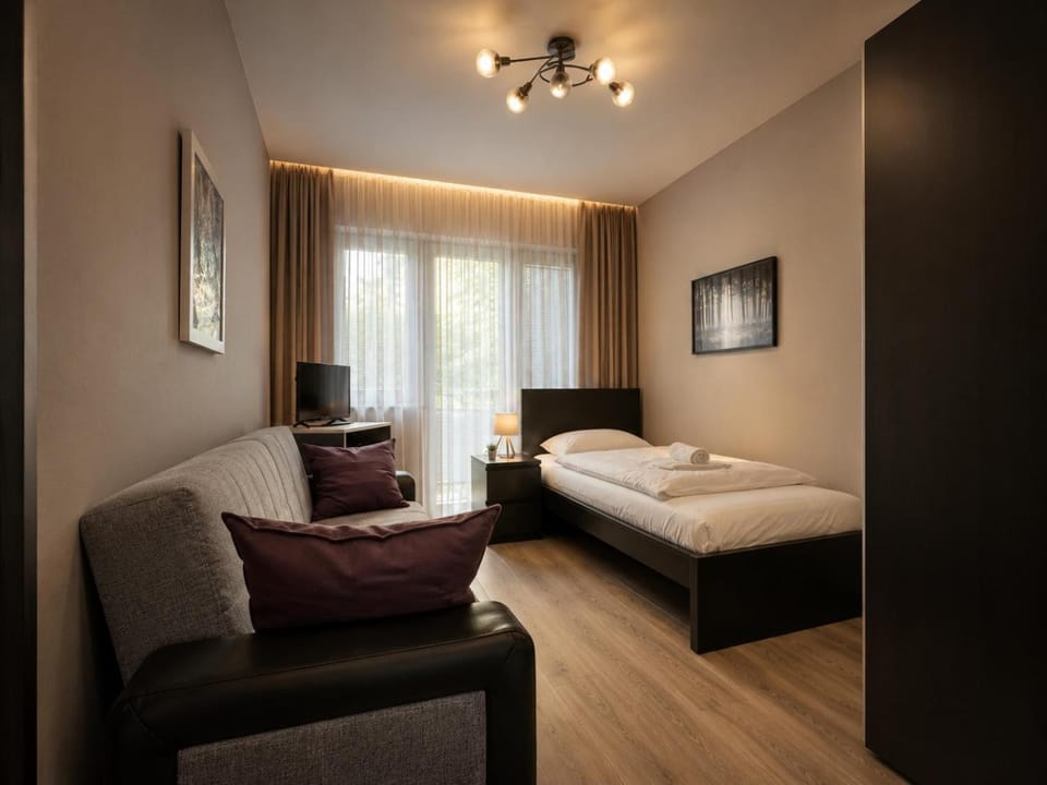 Bed, TV and multimedia, Photo of the whole room, Seating area, Bedroom