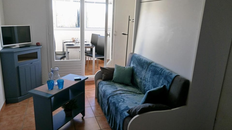 People, TV and multimedia, View (from property/room), Balcony/Terrace, Balcony/Terrace, Living room, Photo of the whole room, Decorative detail, Decorative detail, Dining area, Bedroom, Pets, Pets, City view, Garden view, Street view, children, young children, fireplace