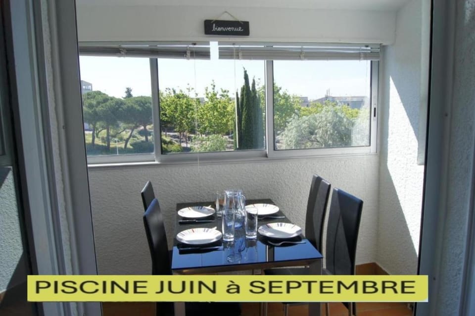 People, View (from property/room), Balcony/Terrace, Decorative detail, Dining area, City view, Swimming pool, Meals, Family