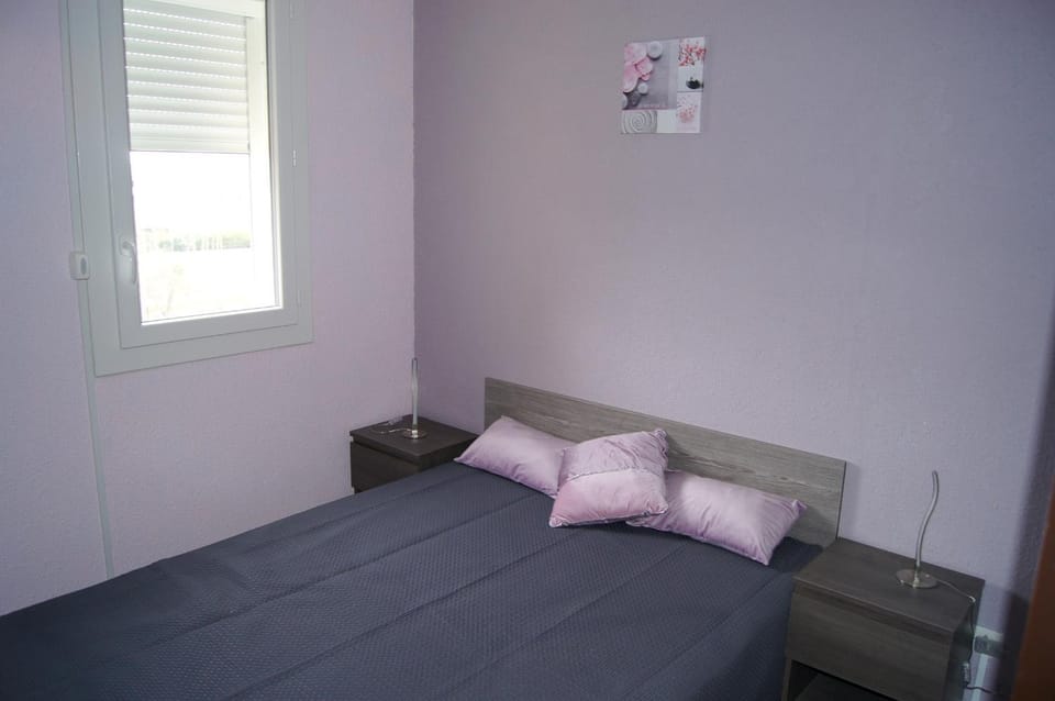 Bed, People, Photo of the whole room, Decorative detail, Bedroom, City view, Garden view, Family, Quiet street view
