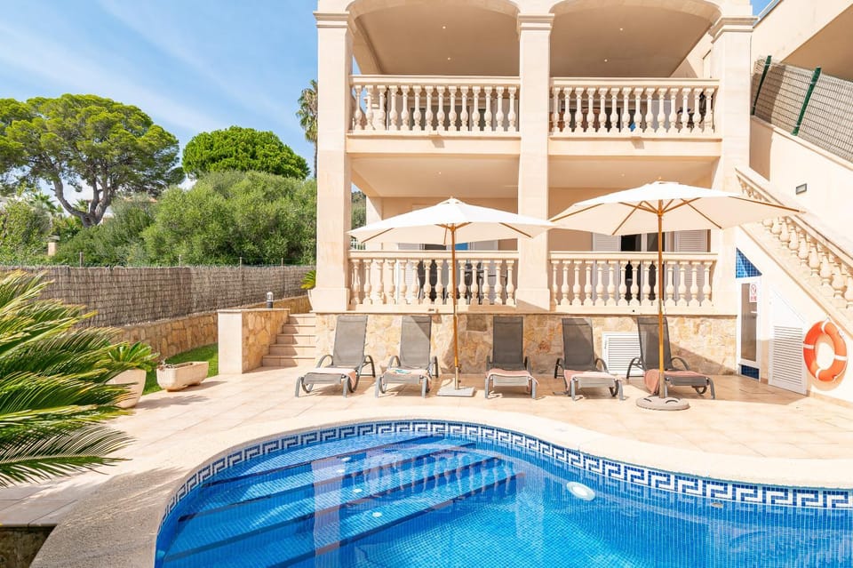 Property building, Patio, Day, Pool view, Swimming pool, sunbed