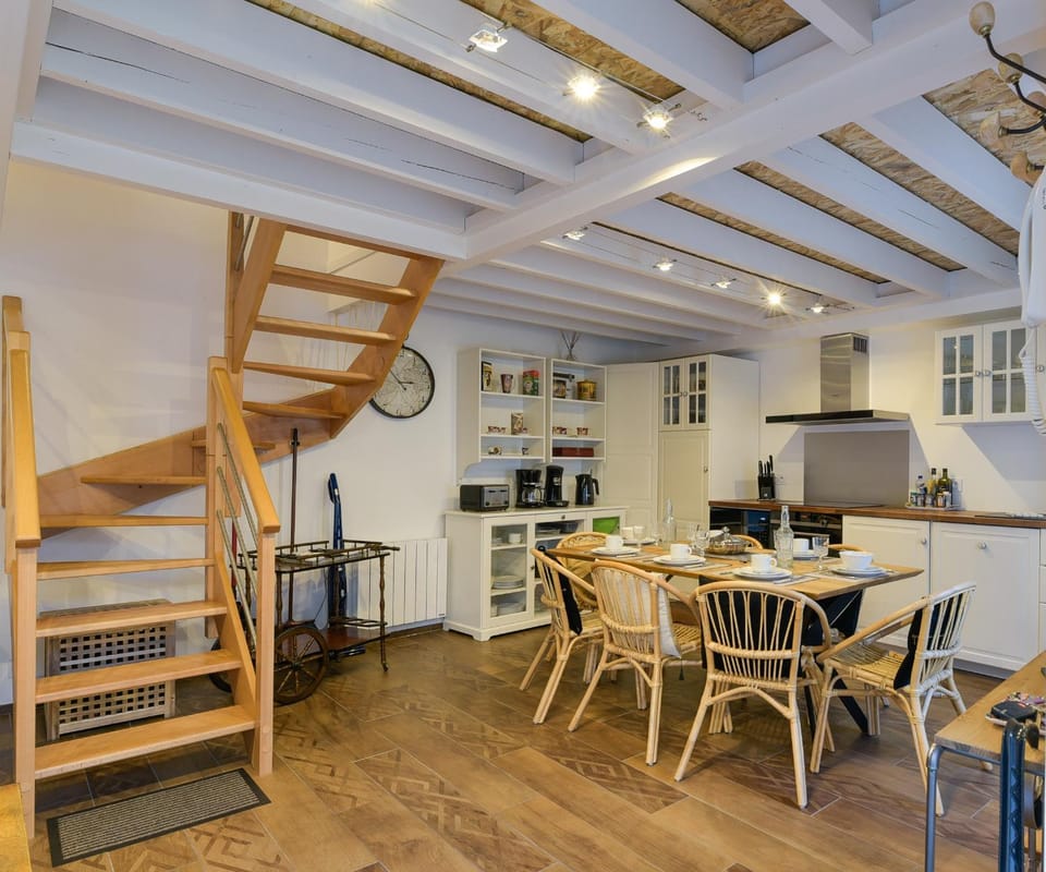 Coffee/tea facilities, Kitchen or kitchenette, Dining area