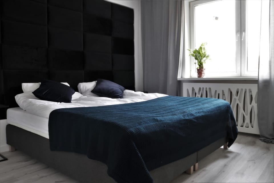 Bed, Photo of the whole room, Seating area, Bedroom