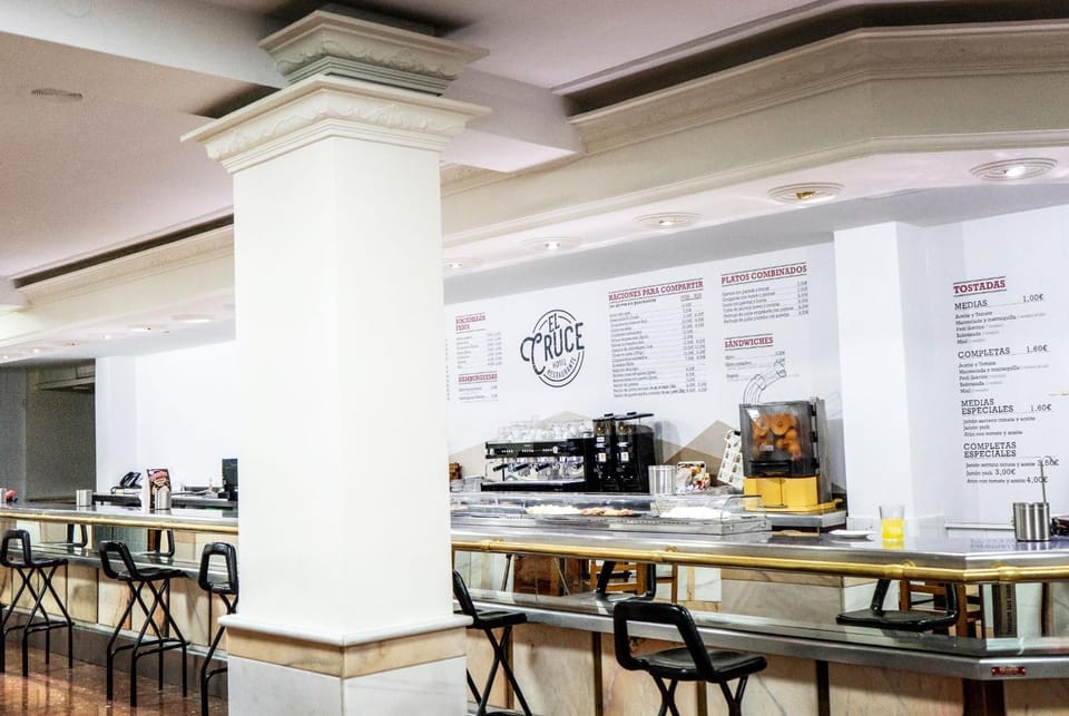 Restaurant/places to eat, Lounge or bar