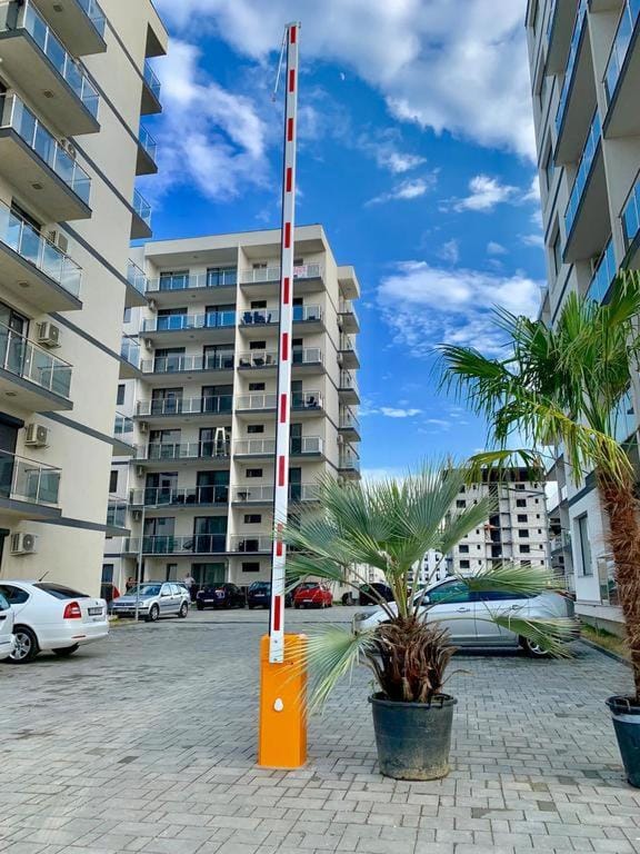 Property building, Nearby landmark, Restaurant/places to eat, Restaurant/places to eat, Neighbourhood, Balcony/Terrace, Beach, Beach, On site, Supermarket/grocery shop, Swimming pool