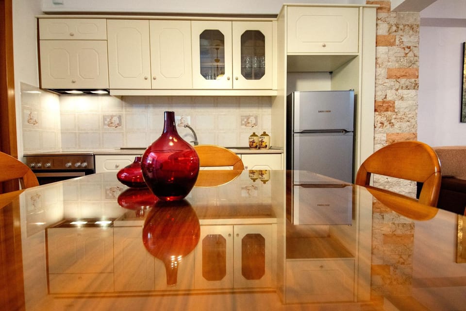 Kitchen or kitchenette, Dining area