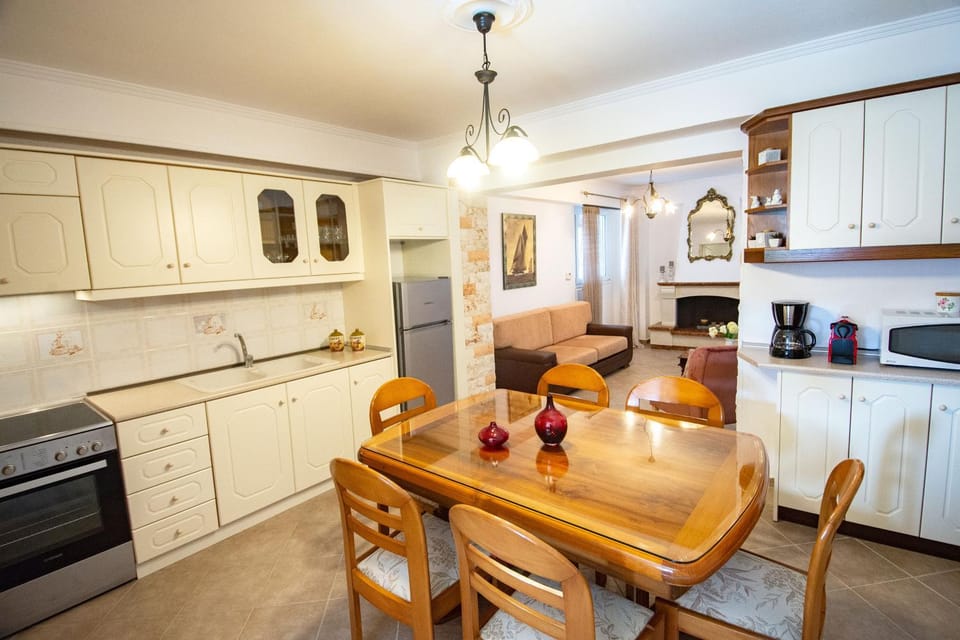Kitchen or kitchenette, Seating area