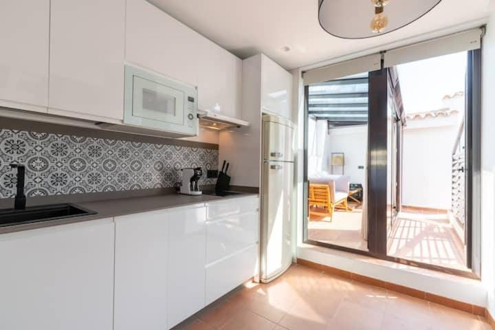 Coffee/tea facilities, Pool view, minibar, stove, toaster, washing machine, kitchen