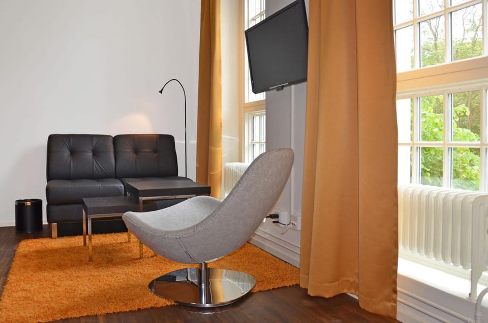 TV and multimedia, Seating area