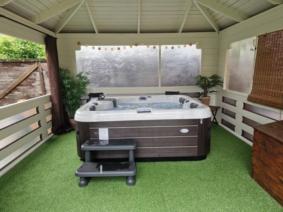 Hot Tub, Hot Tub