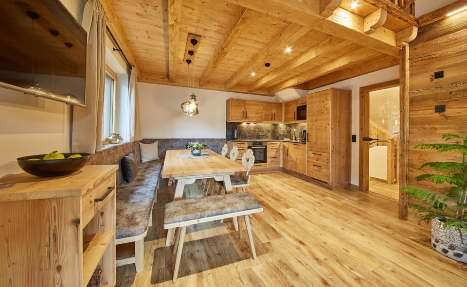 Kitchen or kitchenette, Seating area, Dining area