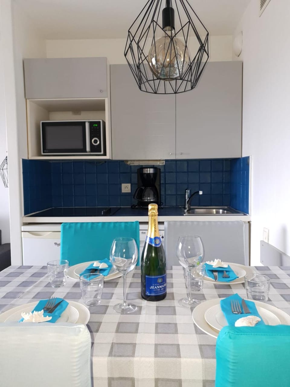 Kitchen or kitchenette, Dining area, minibar, stove