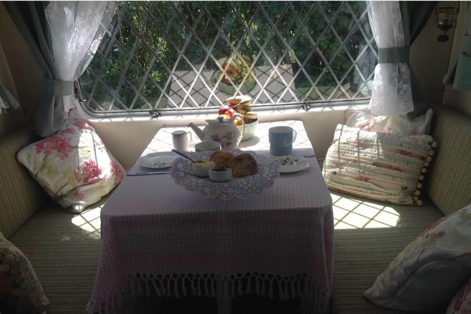 1 Bed Caravan Sleeps 2 - Parking Garden Pets House in England